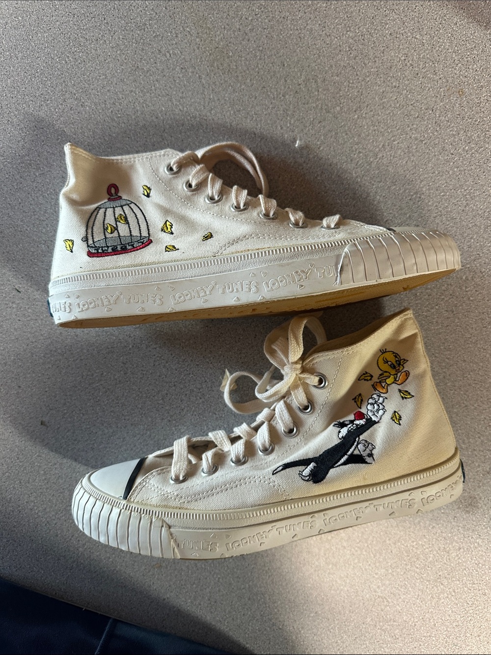 Vintage Looney Tunes High-Top Canvas Sneakers with Tweety & Sylvester Embroidery